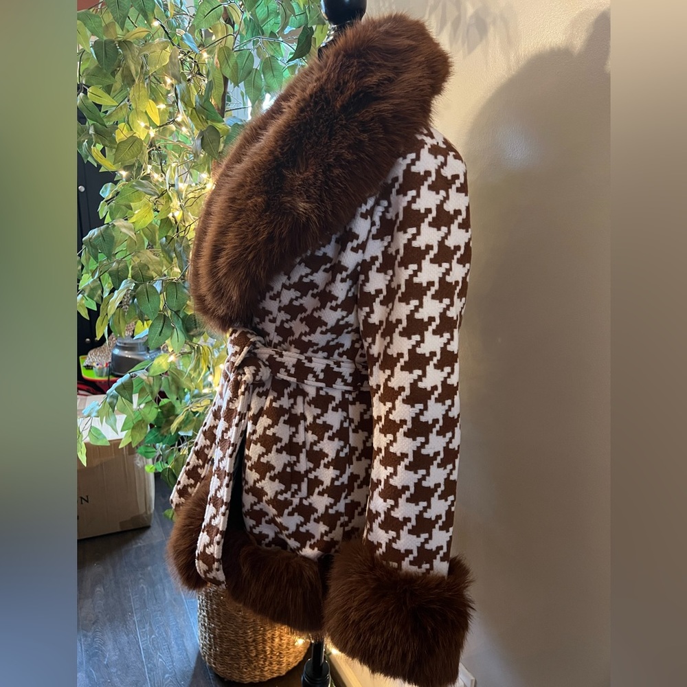 Stunning Brown Houndstooth Jacket! Removable Fur … - image 6